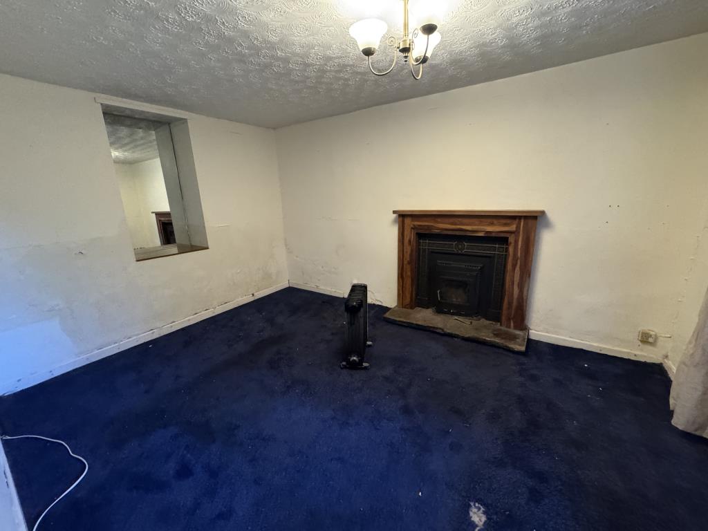 Lot: 104 - SEMI-DETACHED HOUSE FOR IMPROVEMENT - Living room